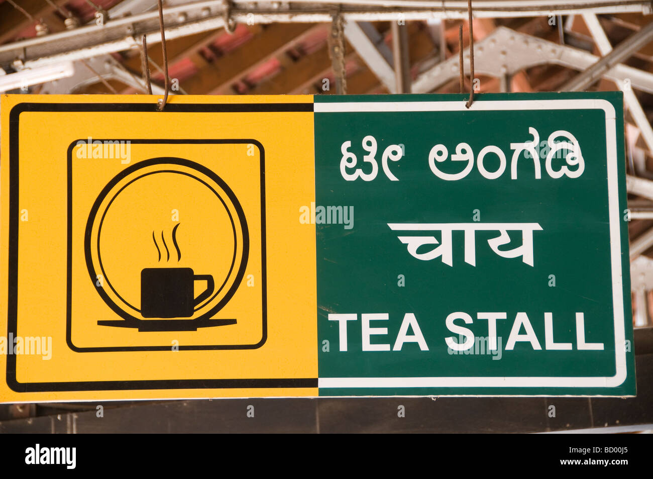 Tee-Stall-Zeichen an einer Station in Indien Stockfoto