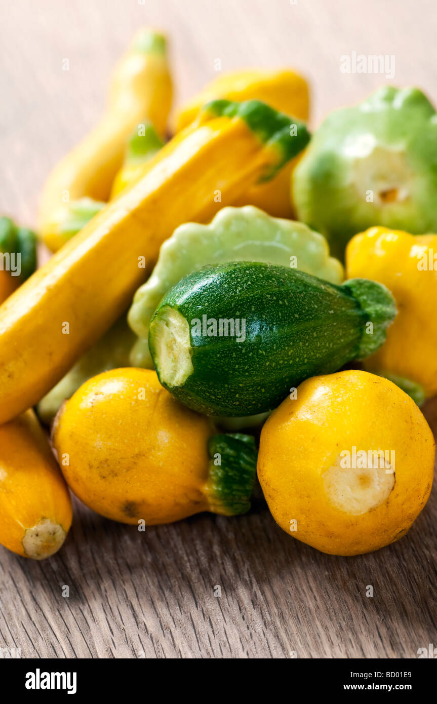 Sortierte ganze frische Bio Mini-Zucchini-Gemüse Stockfoto