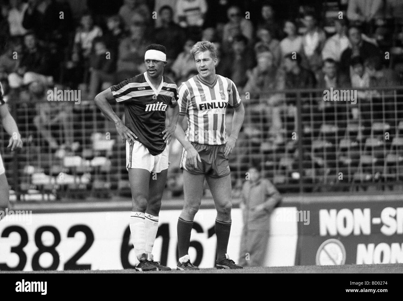 Ason Villa V Sheffield Wednesday im Villa Park 4 5 1987 Villa s Paul Elliot und Mittwoch s Lee Chapman Stockfoto