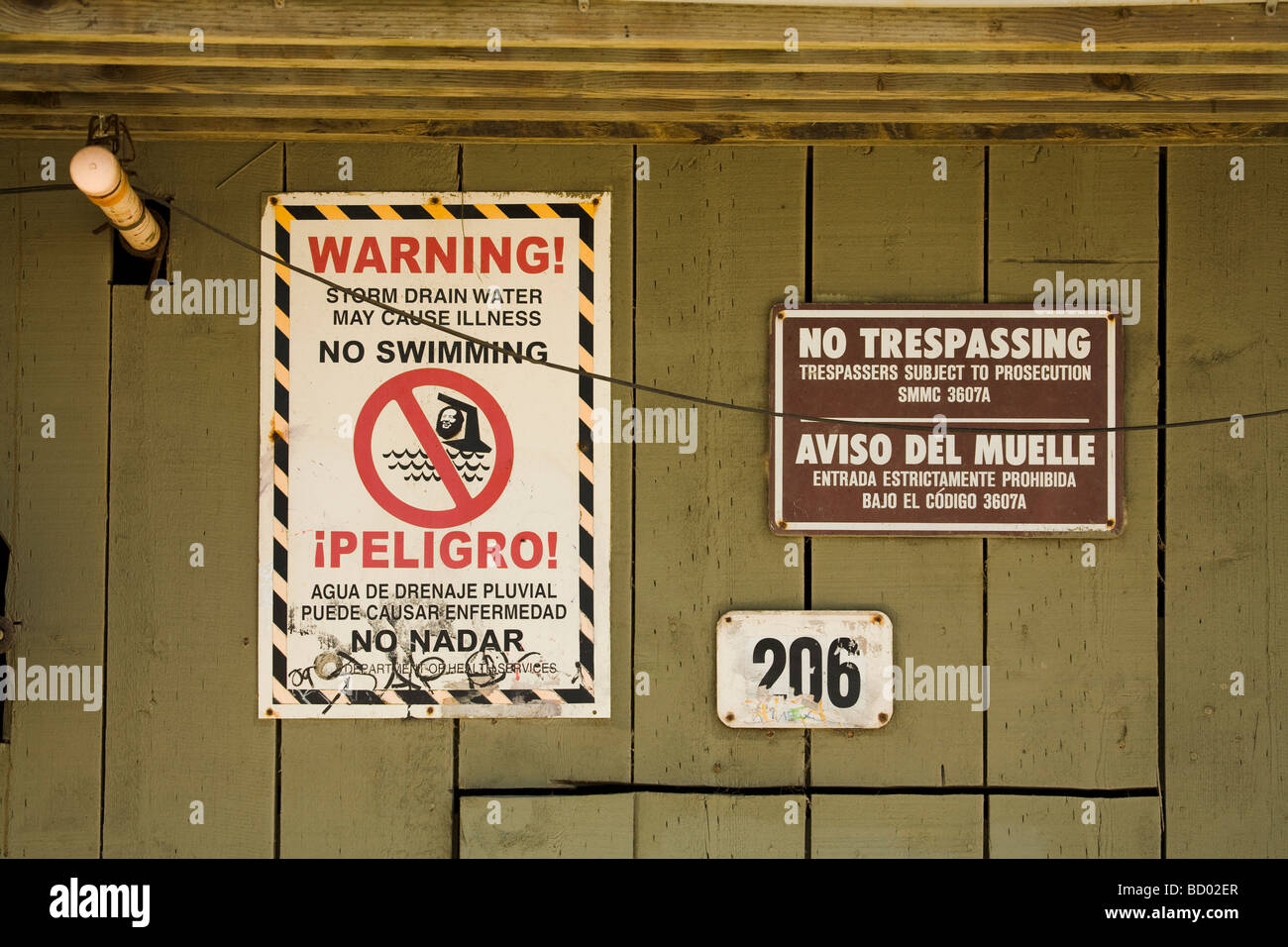 Schild über Verunreinigung des Wassers unter der Santa Monica Pier Los Angeles County Kalifornien Vereinigte Staaten von Amerika Stockfoto
