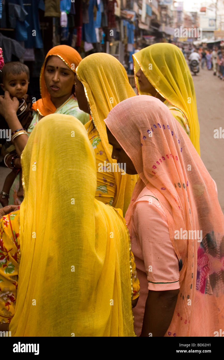Frauen in gelb und rosa Schleier Shop auf der Nai Sadak Straße kommen in die Stadt Jodhpur in Rajasthan, Indien. Stockfoto