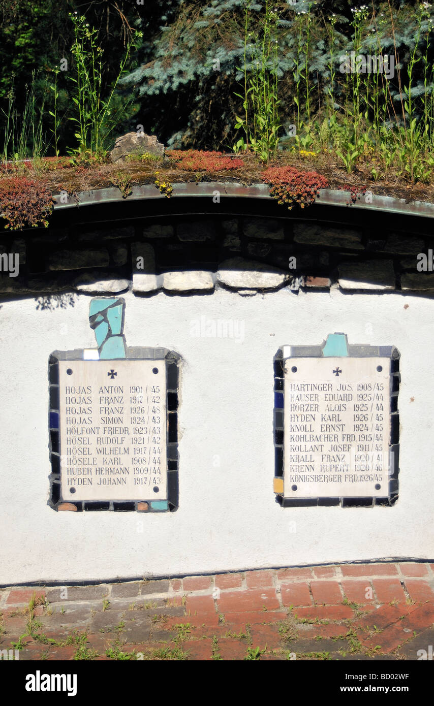 Gedenktafeln der Toten Wehrmachtssoldaten an St Sankt Barbara Kirche Kirche von Hundertwasser in Köflach-Steiermark Österreich Stockfoto