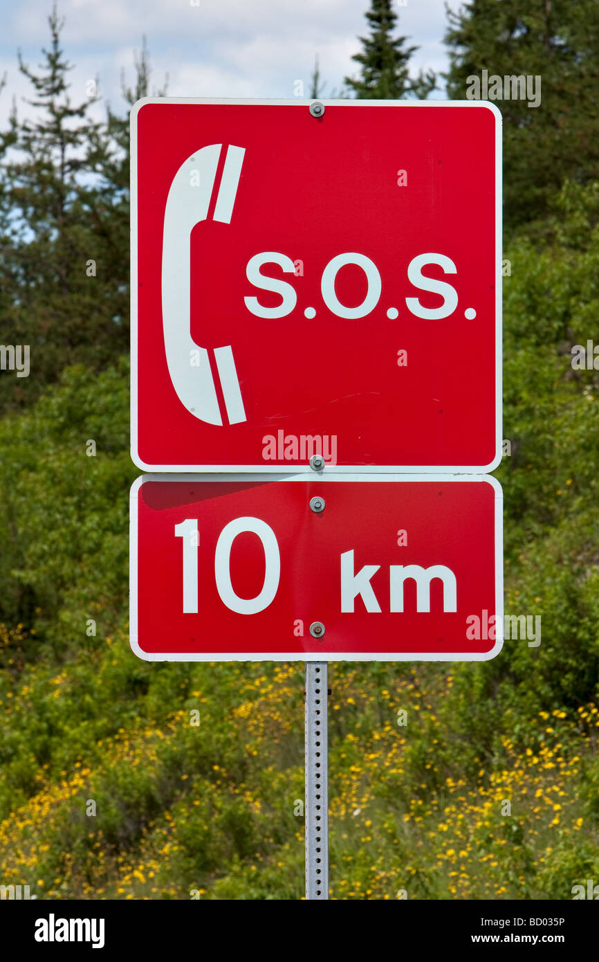 Ein Schild kündigt Notfall Telefon 10km entfernt in der Reserve Faunique Ashuapmushuan Wildlife Reserve, Quebec Stockfoto