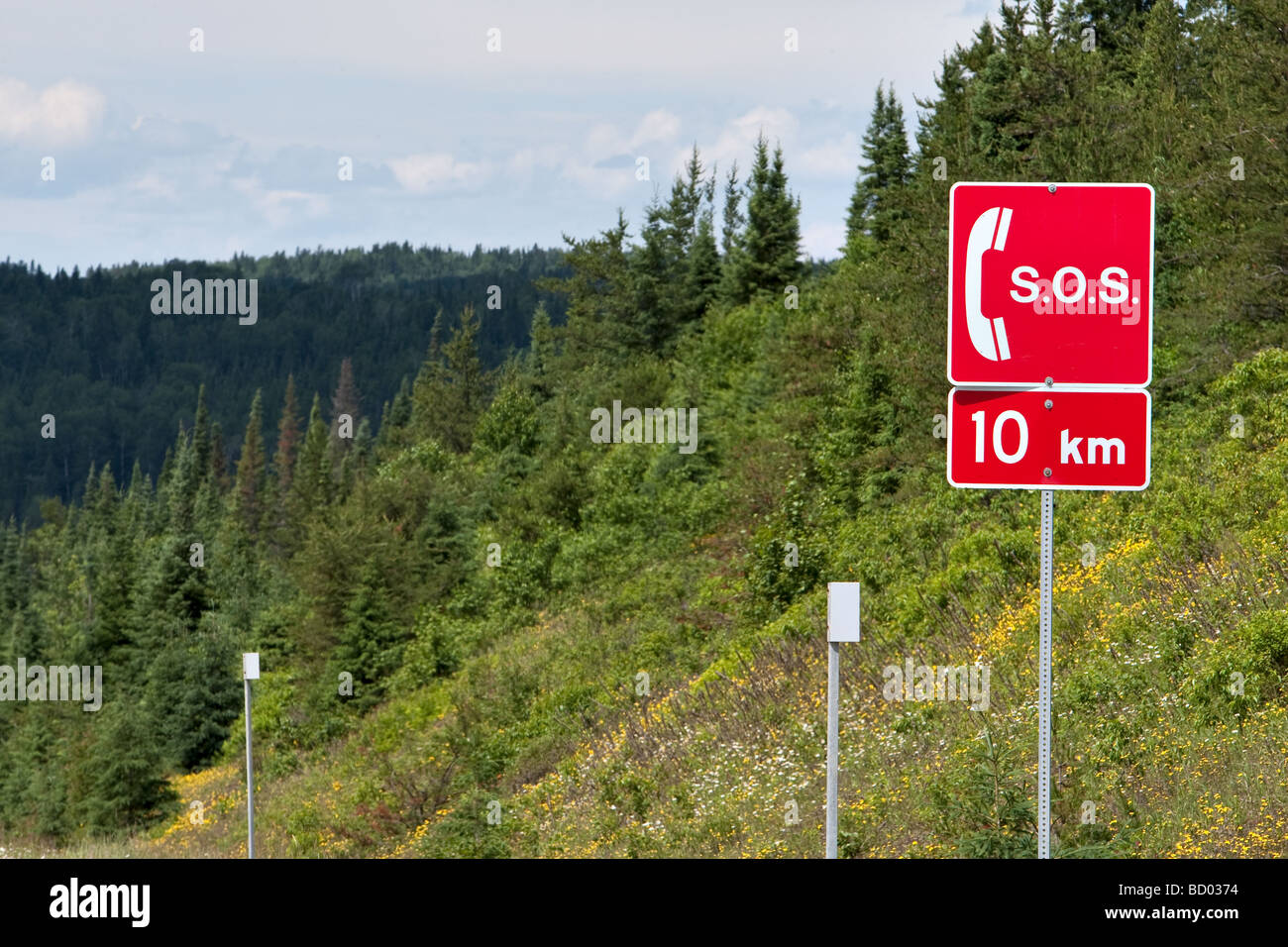 Ein Schild kündigt Notfall Telefon 10km entfernt in der Reserve Faunique Ashuapmushuan Wildlife Reserve, Quebec Stockfoto