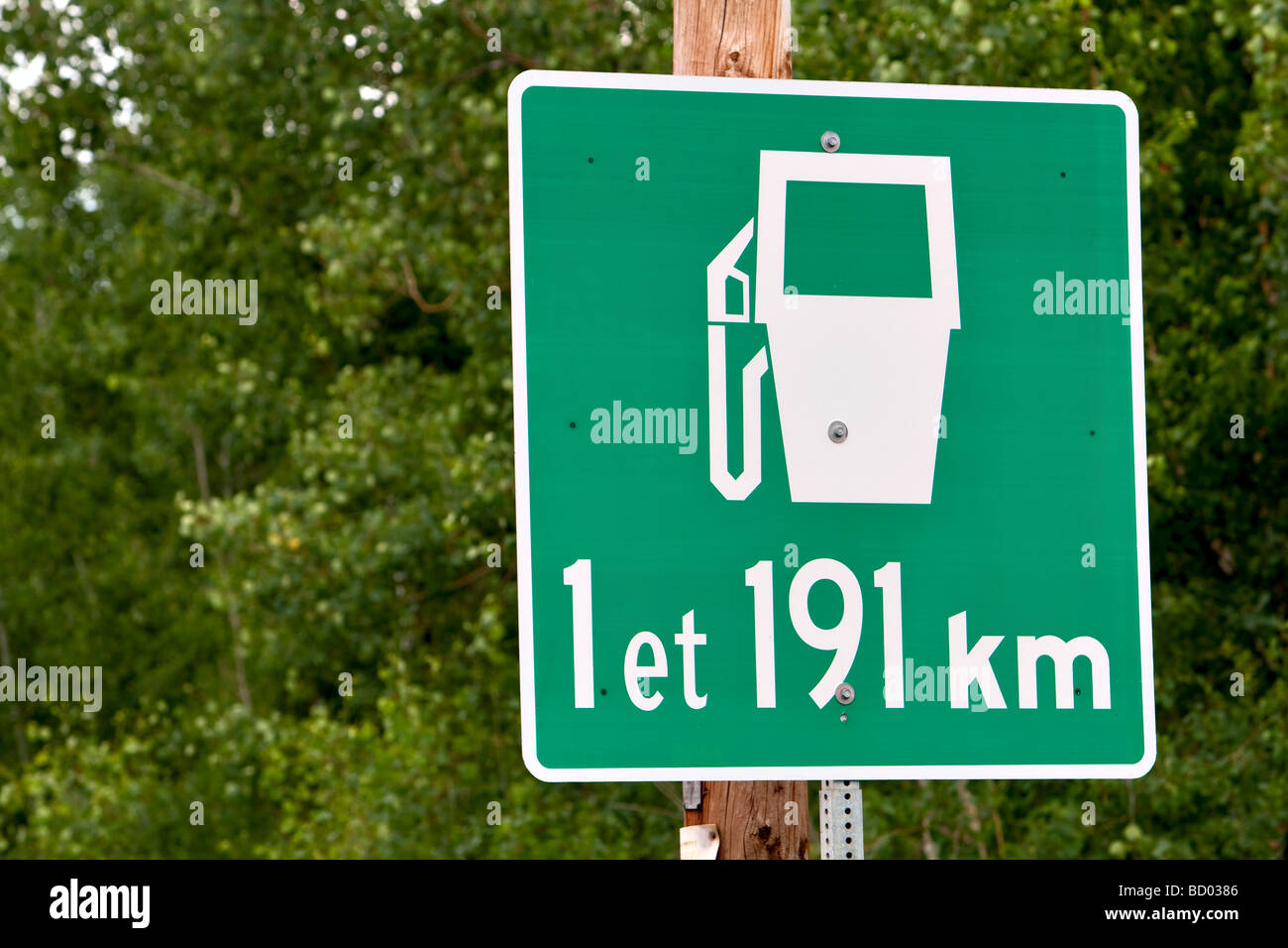Ein Schild kündigt Tankstelle in 191kmat und Eingang der Reserve Faunique Ashuapmushuan Wildlife Reserve, Quebec Stockfoto