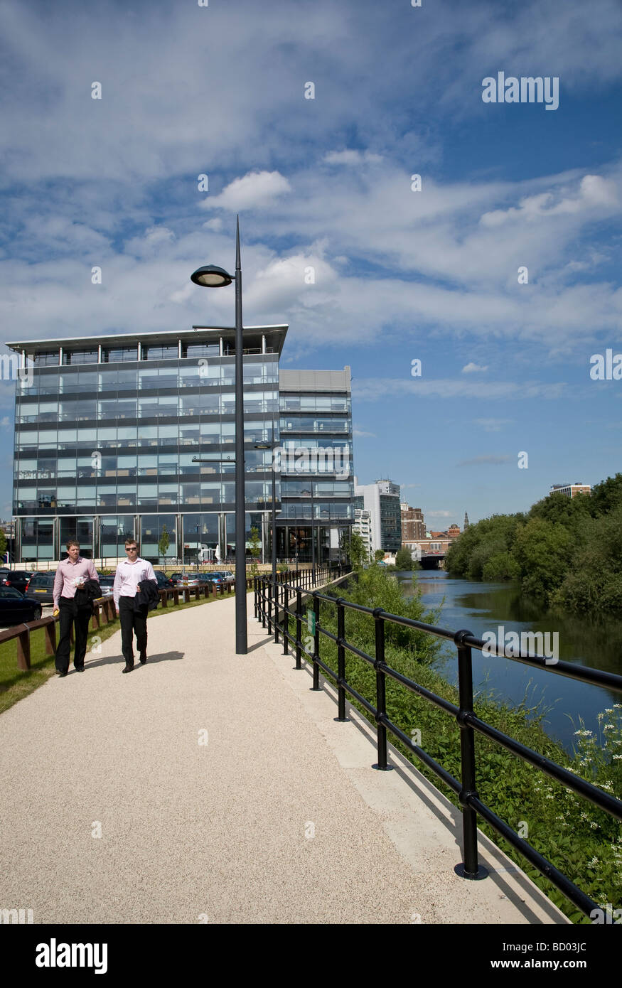 Weg entlang der Kante des Leeds Waterfront Stockfoto