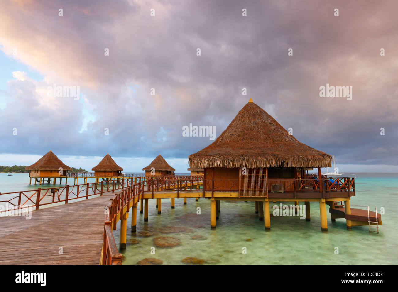 Sonnenaufgang am Kia Ora Resort, Rangiroa, Tuamotu-Archipel, Französisch-Polynesien Stockfoto