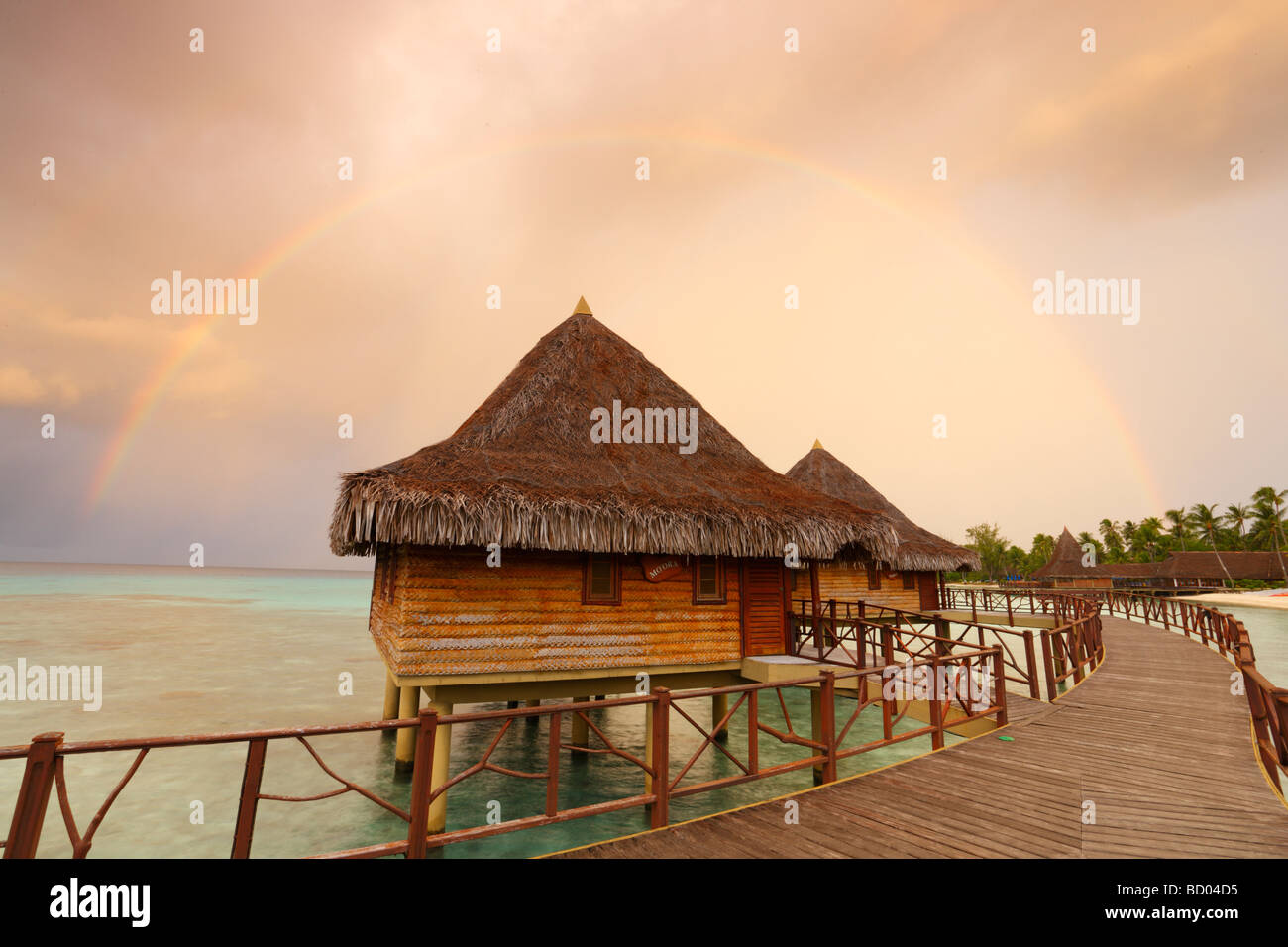 Sonnenaufgang und Regenbogen über Kia Ora Resort, Rangiroa, Tuamotu-Archipel, Französisch-Polynesien Stockfoto