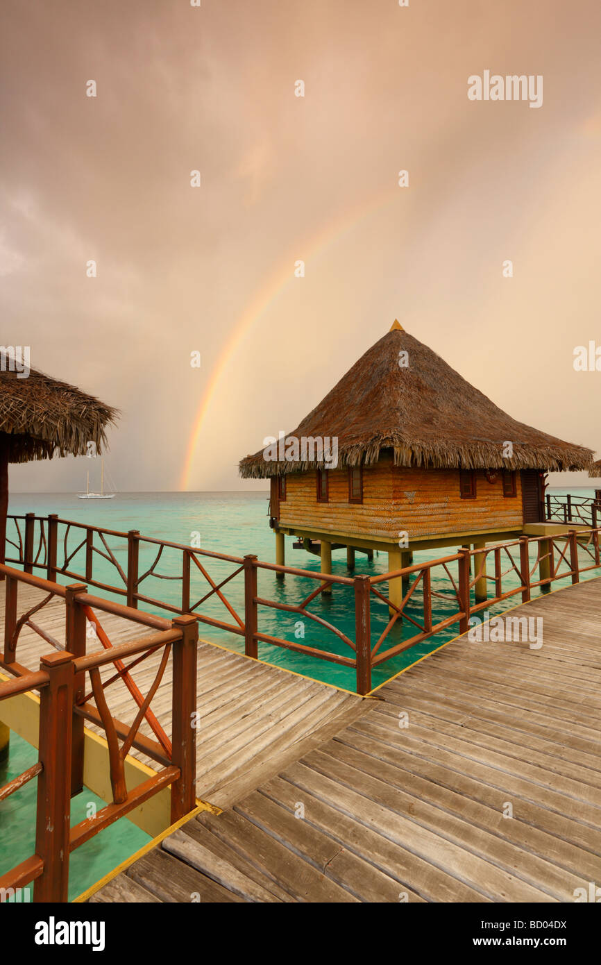 Sonnenaufgang und Regenbogen über Kia Ora Resort, Rangiroa, Tuamotu-Archipel, Französisch-Polynesien Stockfoto