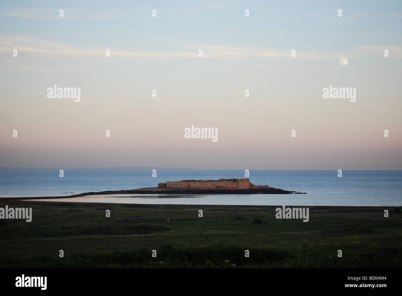 Fort Raz, Alderney, Kanalinseln, mit Cherbourg Halbinsel im Hintergrund Stockfoto