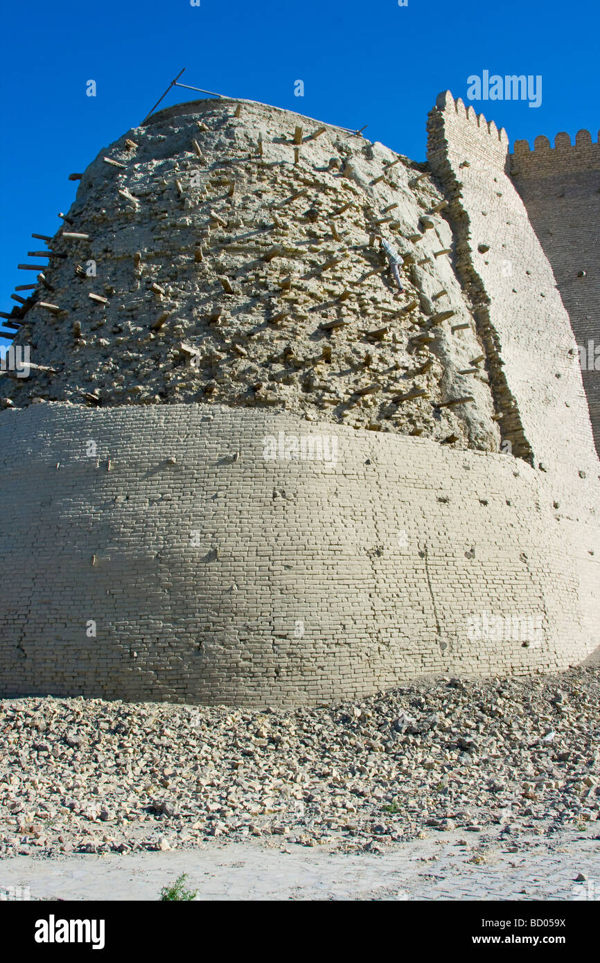 Restaurierungsarbeiten an den Wänden des Schatzes in Buchara Usbekistan Stockfoto