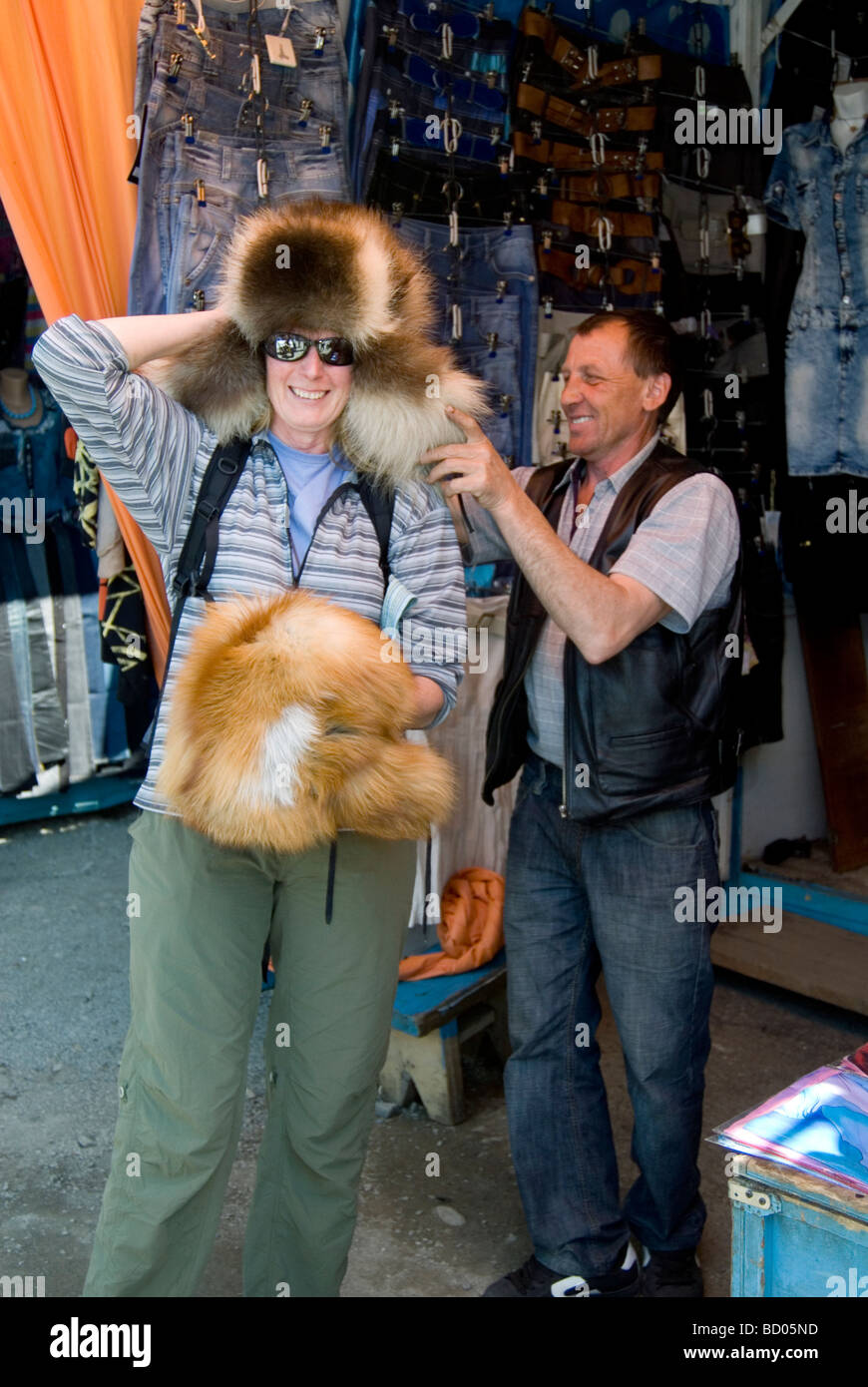 Ausländische Besucher versucht, auf einem Fell Infrastrukturprojektes auf dem Markt in Petropavlovsk-Kamchatsky, Russland Stockfoto