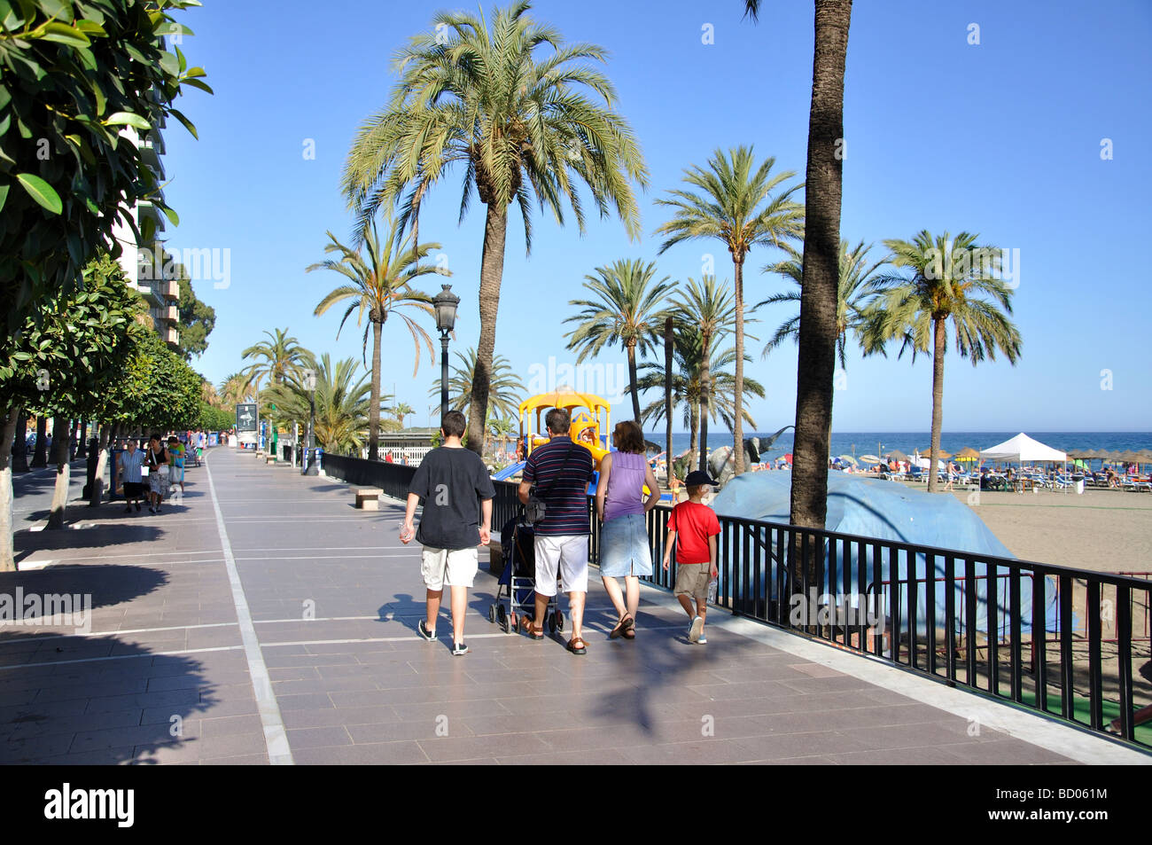 Strandpromenade, Marbella, Costa Del Sol, Provinz Malaga, Andalusien, Spanien Stockfoto