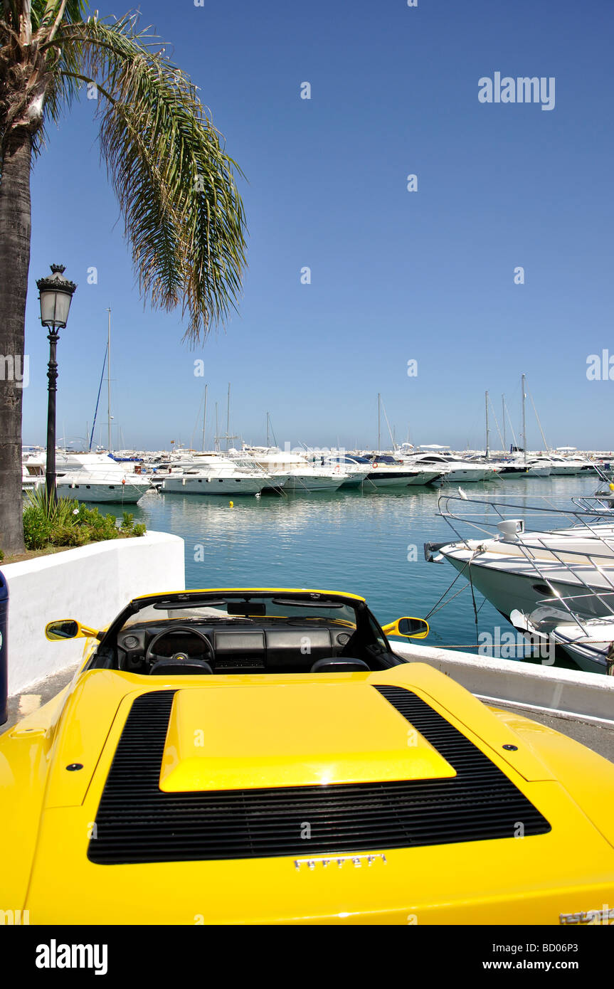 Gelben Ferrari Oldtimer, Puerto Banus Marina Puerto José Banús, Costa Del Sol, Provinz Malaga, Andalusien, Spanien Stockfoto