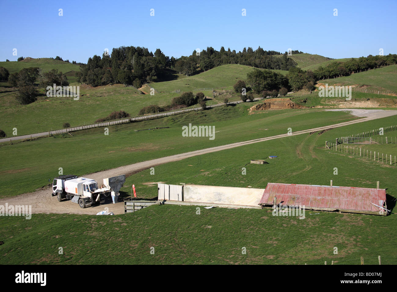 Lader Laden Dünger auf ländlichen Air Strip Stockfoto