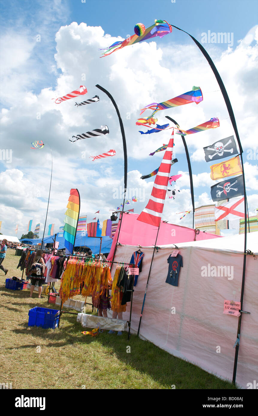 Auf dem WOMAD Musikfestival Charlton Park Wiltshire UK flattern die zum Verkauf stehenden Flaggen im Wind Stockfoto