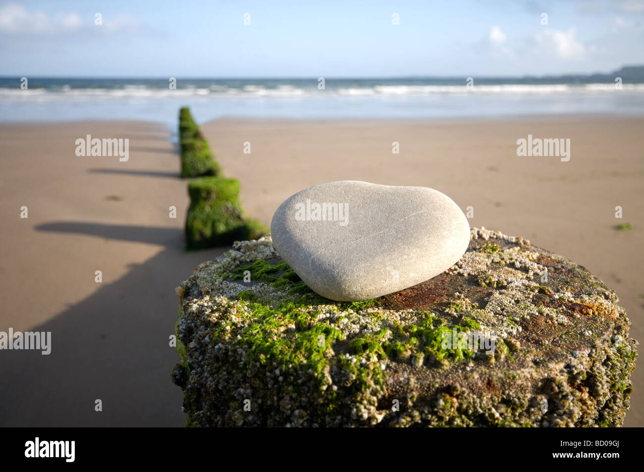 Herz geformten Felsen am Strand von Amroth West Wales. Stockfoto