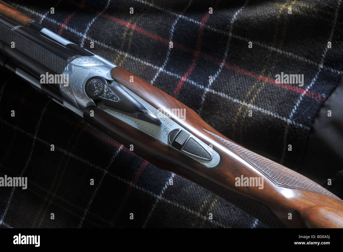 Beretta 682 besondere 12 gauge über under Schrotflinte, mit gravierten Verletzung und Diamant-Muster Holz Stockfoto