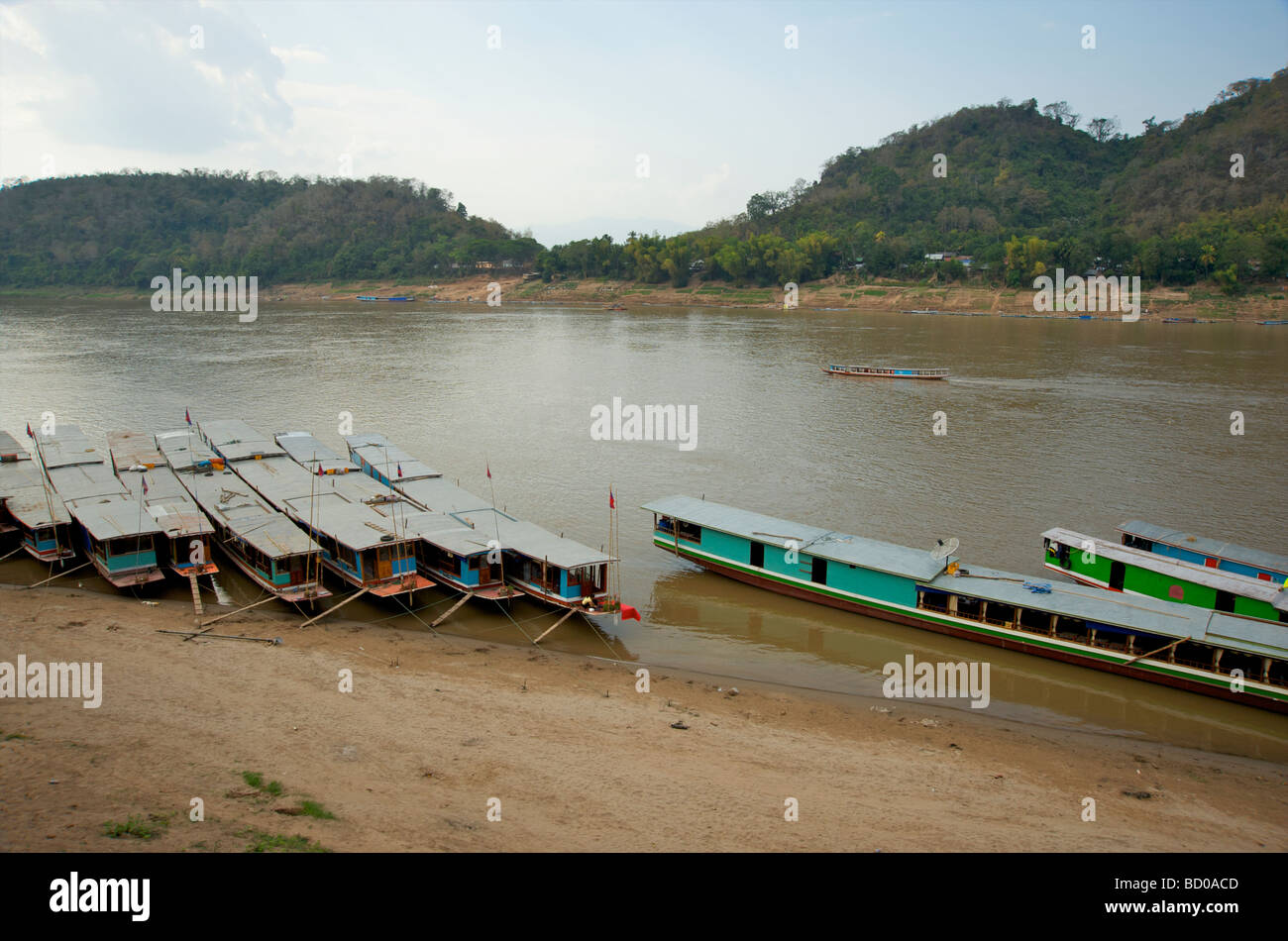 Hölzerne langsame Boote vertäut am Ufer des Mekong-Flusses in Luang Prabang Laos Stockfoto