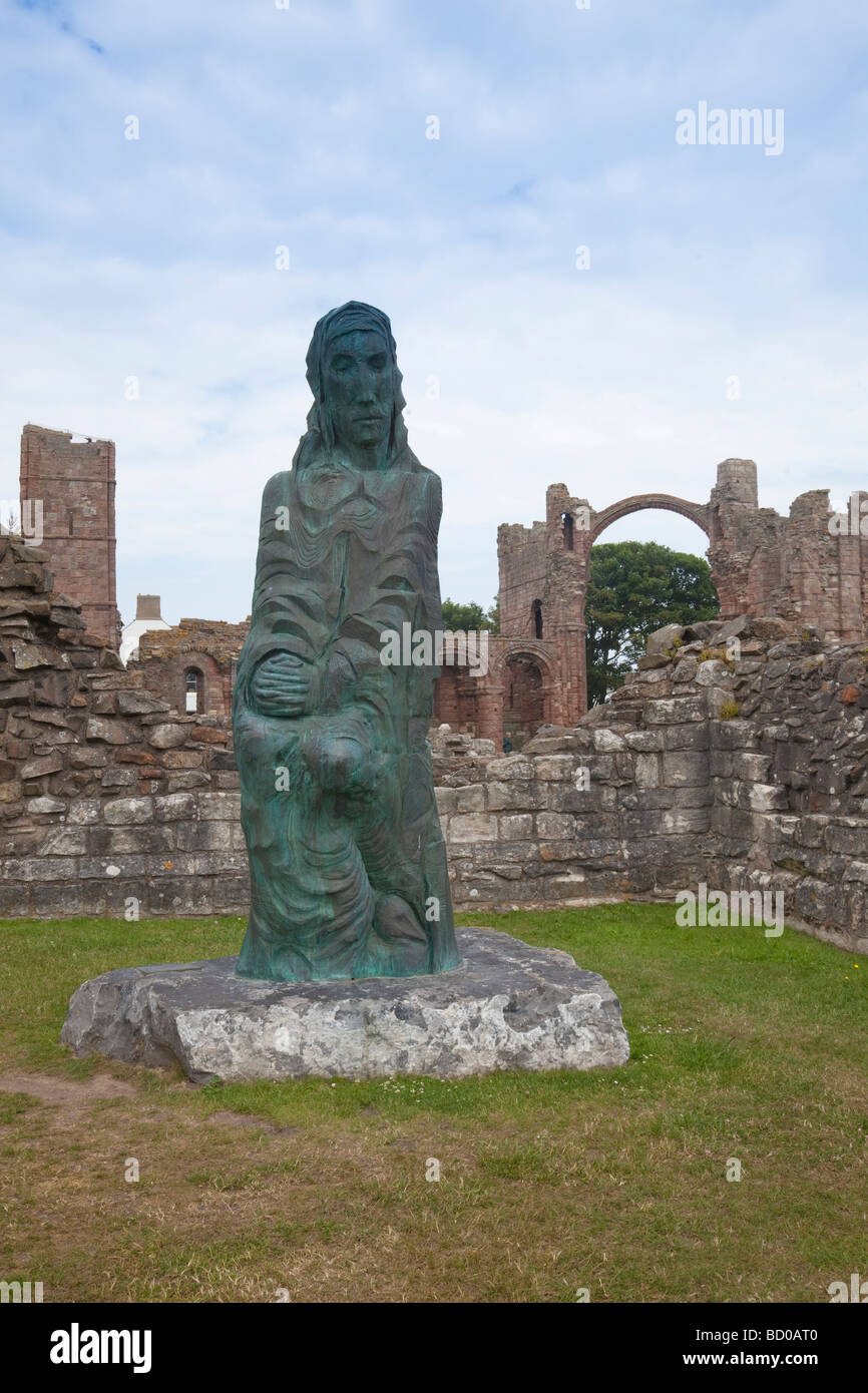 Statue des Heiligen Cuthbert in Lindisfarne Priory auf Holy Island Stockfoto
