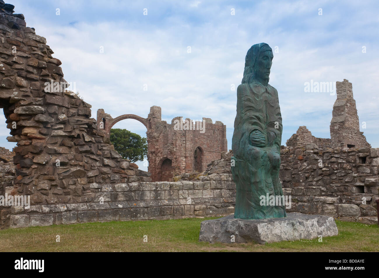 Statue des Heiligen Cuthbert in Lindisfarne Priory auf Holy Island Stockfoto