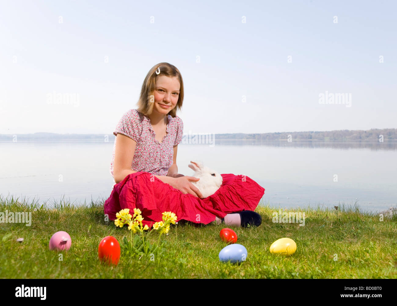 Mädchen mit Hase und Ostern Eiern Stockfoto