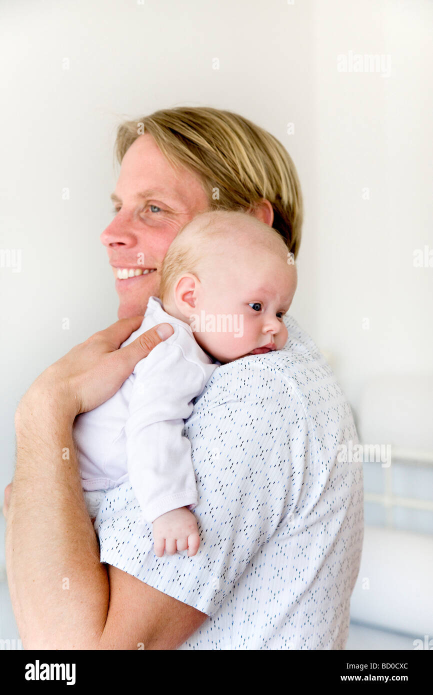 Vater mit Baby auf Schulter Stockfoto