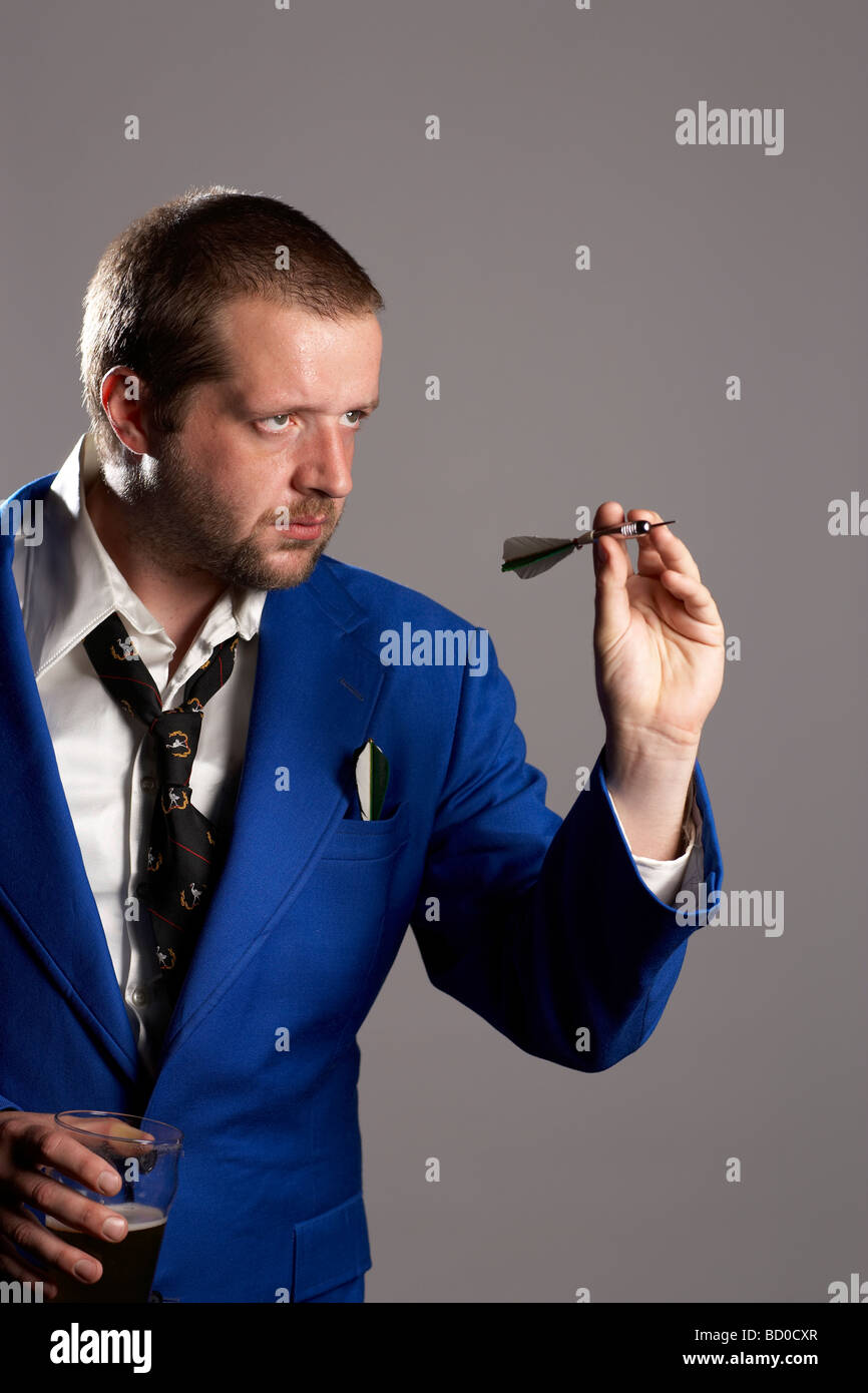 Studioportrait, darts Spieler in formale uniform Stockfoto