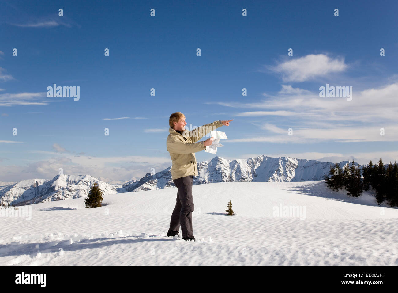 Mann in Bergen mit Karte zeigen Stockfoto