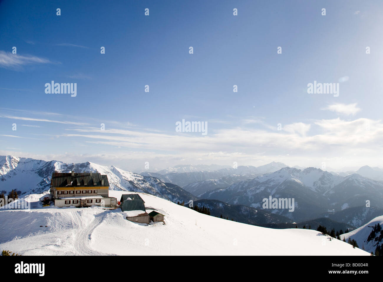 schneebedeckte Berge, Berghütte Stockfoto