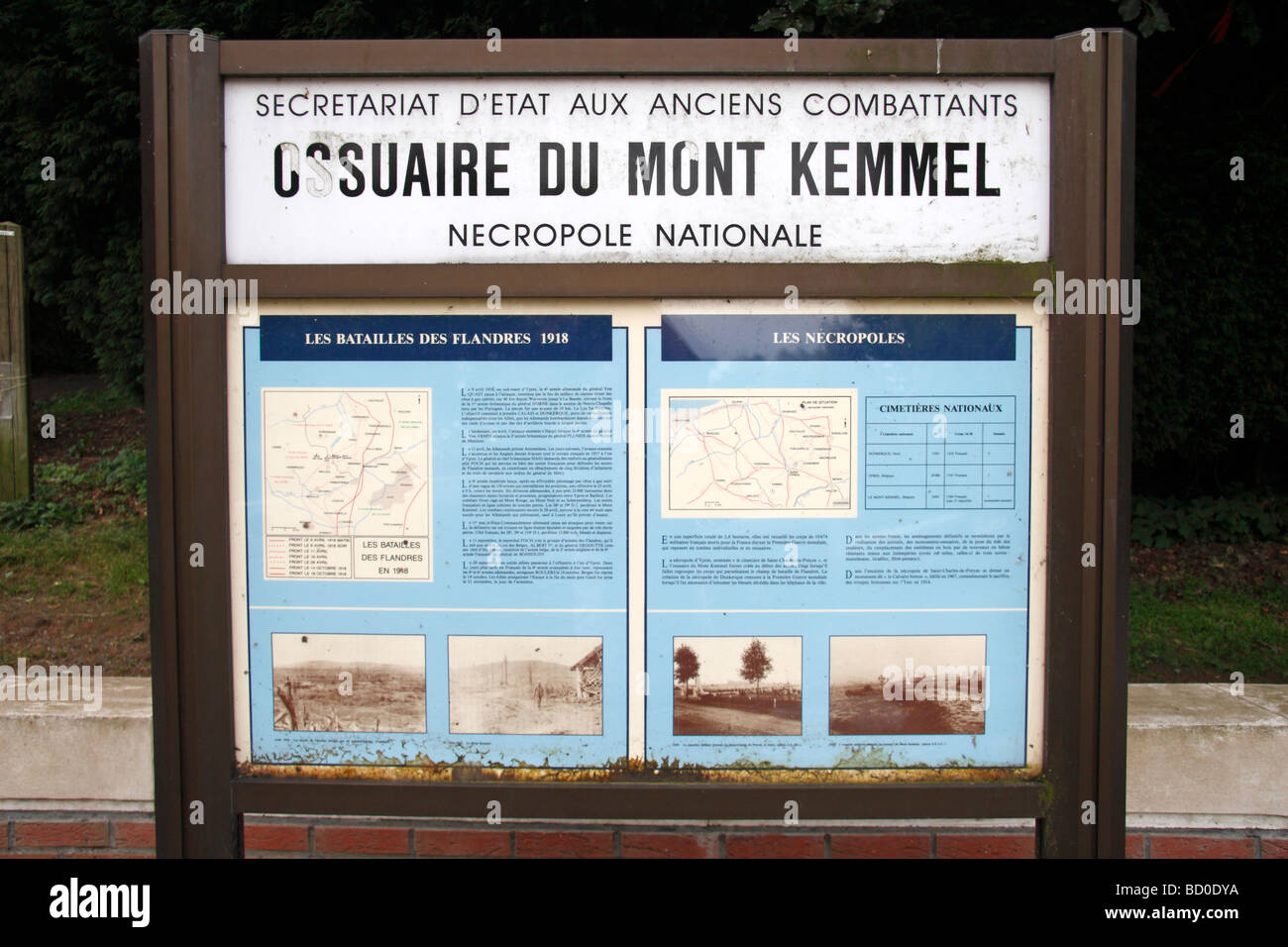 Informationstafel am Eingang der französischen nationalen Friedhof & Beinhaus, Mount (Mont) Kemmel nahe Ieper Belgien. Stockfoto