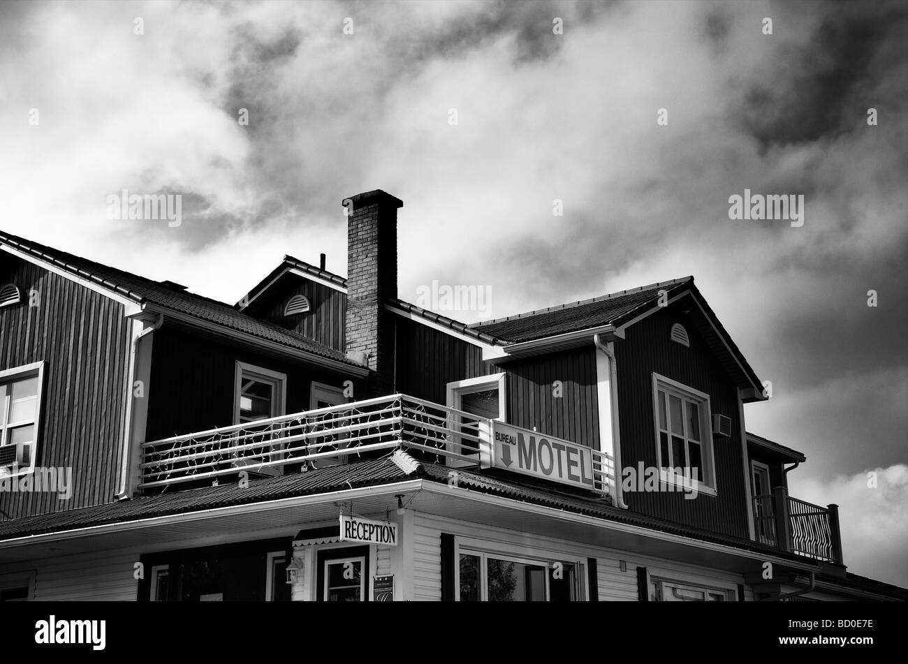 Motel gegen dunklen Himmel, Mont Saint - Hilaire, Quebec Stockfoto