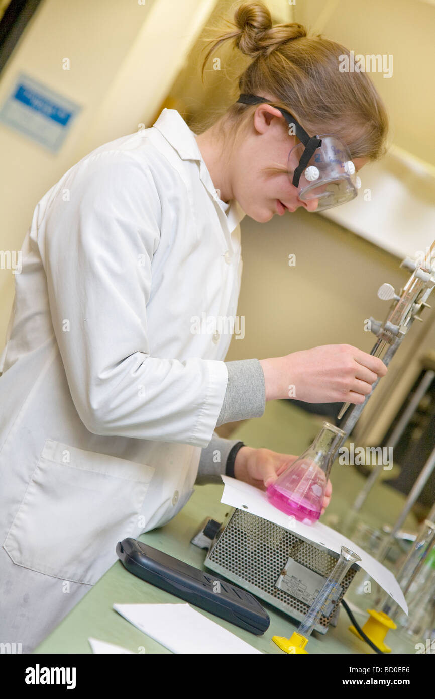 Chemiker, die durch ein Experiment, Spokane, Washington Stockfoto