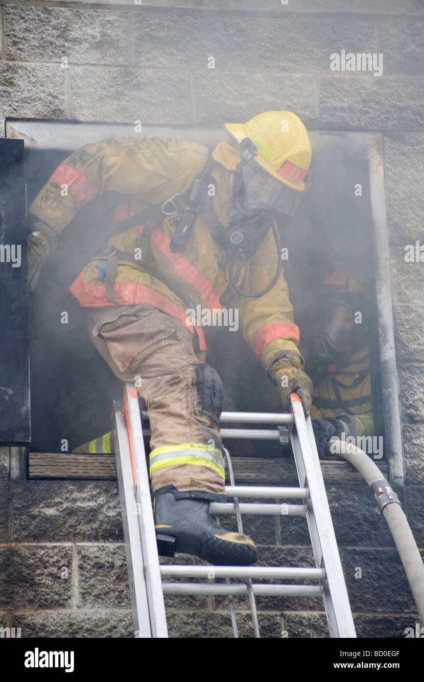 Feuerwehr verlassen ein Gebäudes während des Trainings, Spokane, Washington Stockfoto