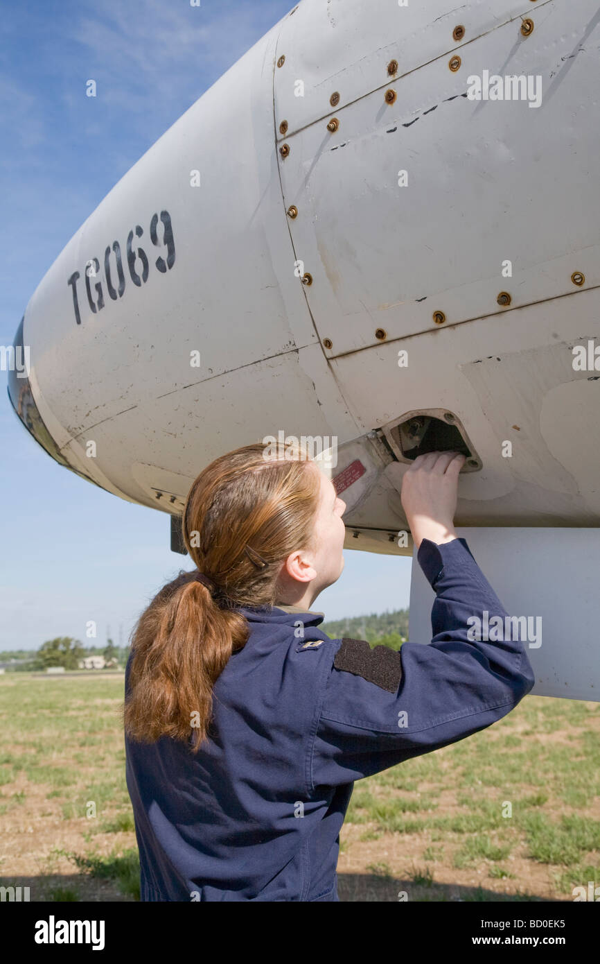 Flugwerk Mechaniker suchen in Flugzeugen Innenfach (i.r.), Spokane, Washington Stockfoto