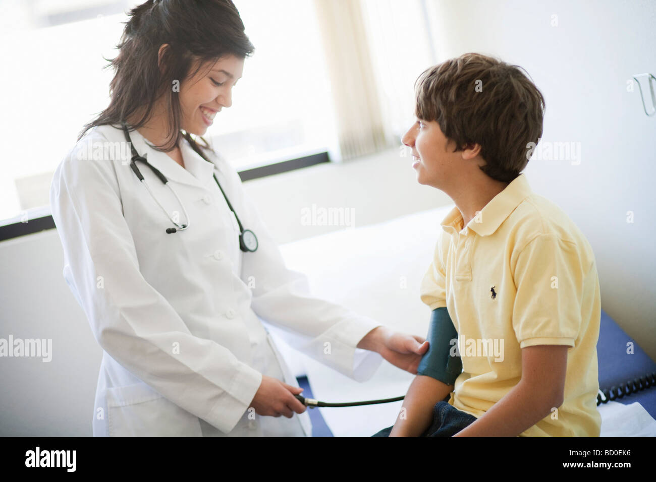Frau Doktor untersuchen junge Patienten Stockfoto