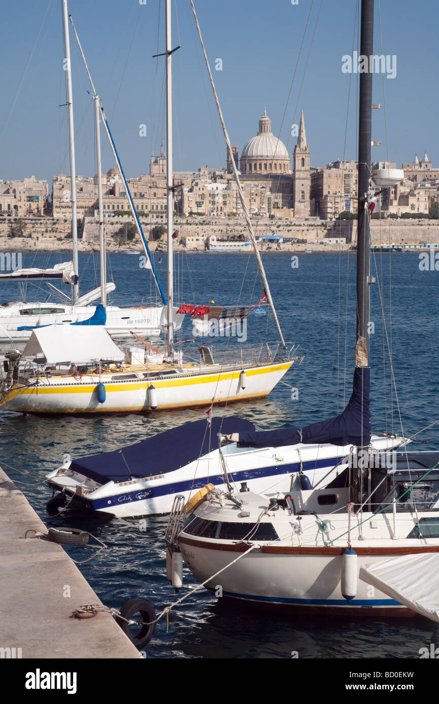 Yachten ankern in Sliema, Valletta Skyline im Hintergrund, Sliema, Malta Stockfoto