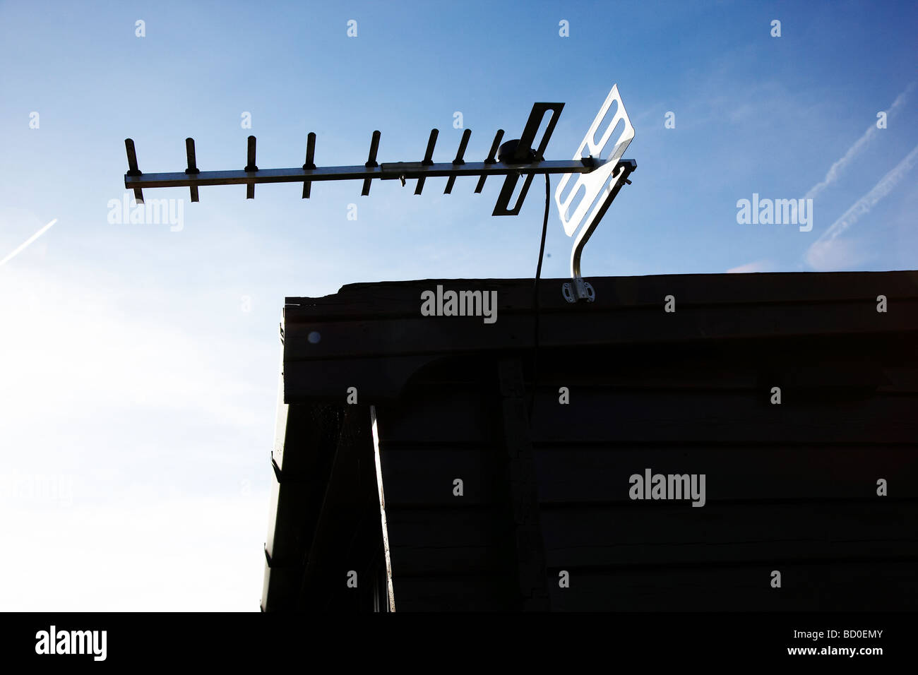 TV-Antenne auf dem Dach des Wohnwagens, Silhouette Stockfoto