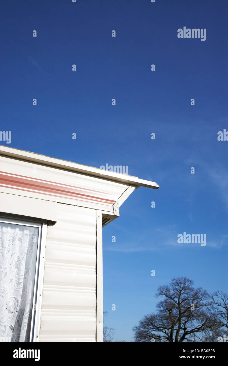 Dach einer statischen Karawane erschossen vor einem blauen Himmel Stockfoto