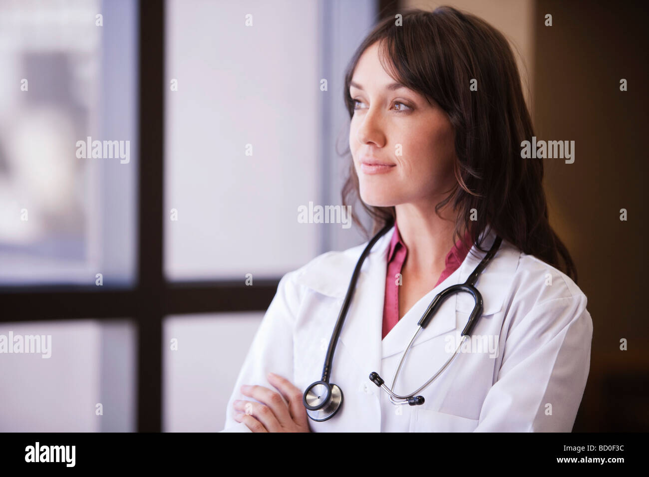 Frau Doktor suchen Fenster Stockfoto