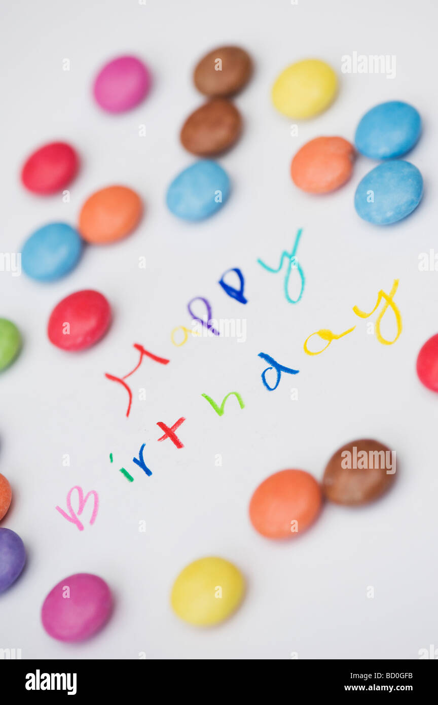 Happy birthday und Schokolade Smarties Stockfoto