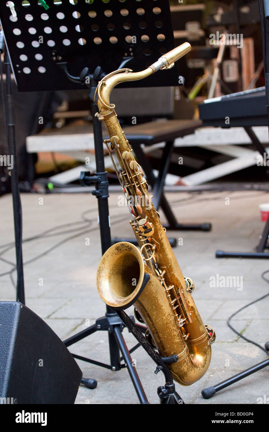 Kupfer-Saxophon auf der Bühne einsatzbereit Stockfoto