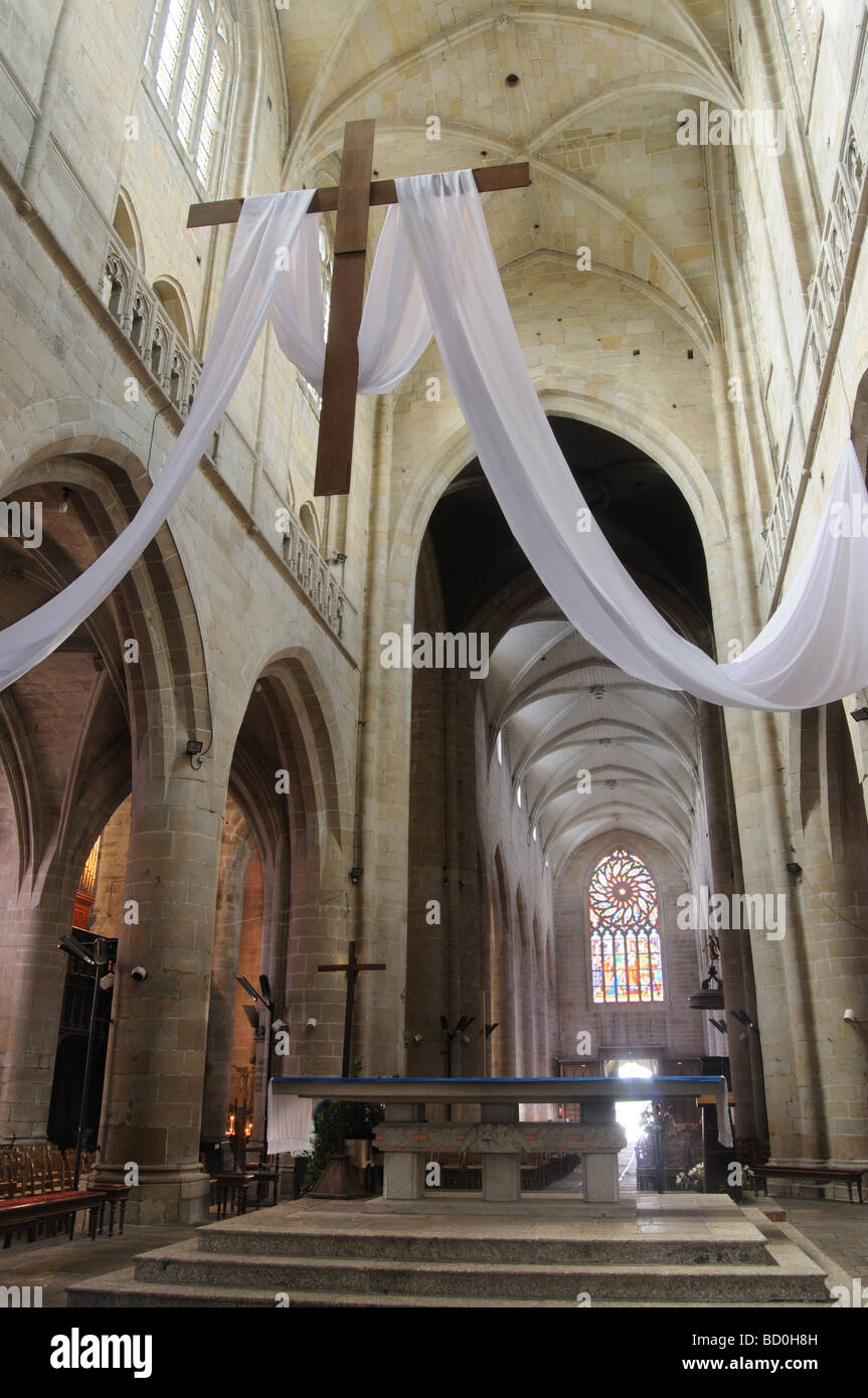 Im Inneren der Kirche von St. Malo, Dinan in der Bretagne Stockfoto