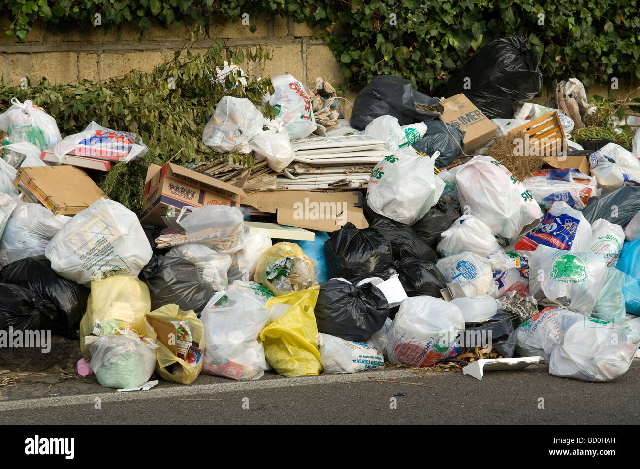 Trinkgeld im öffentlichen Straßenverkehr von Sorrent durch kommunale Workers Strike, Sorrento, Italien zu fliegen. Stockfoto