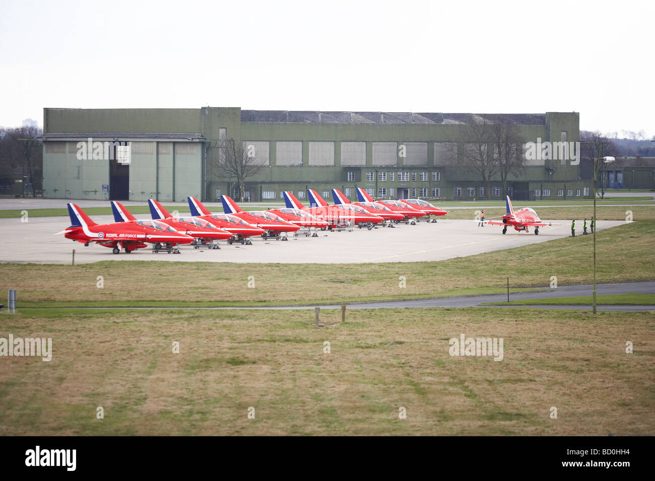 Rote Pfeile zeigen in Bildung geparkt und wartet Take off-team Stockfoto