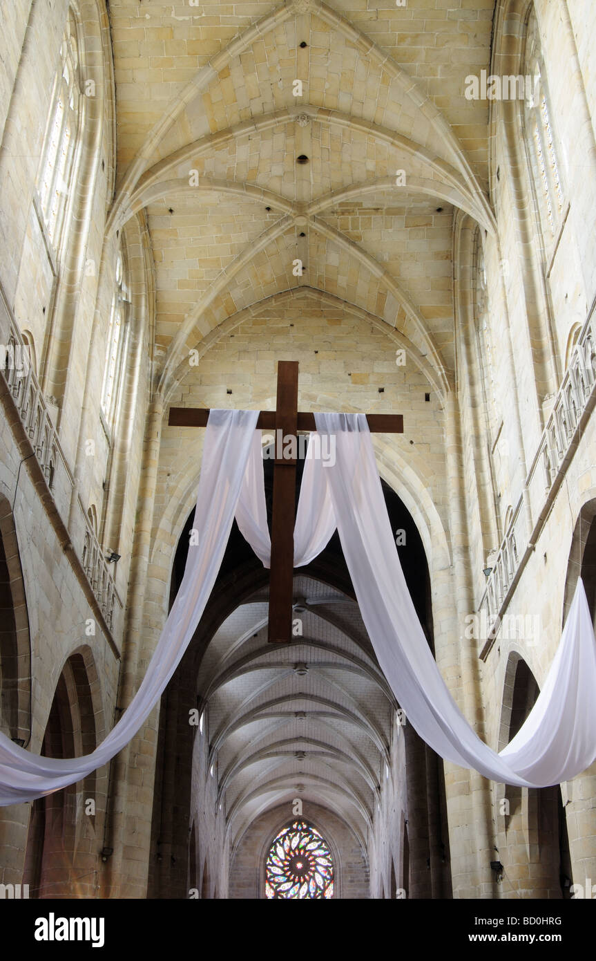 Im Inneren der Kirche von St. Malo, Dinan in der Bretagne Stockfoto