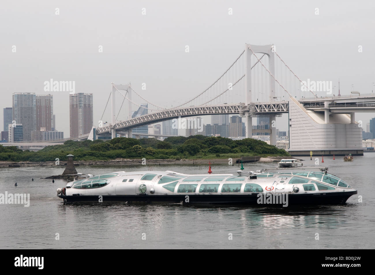 Blick auf die Rainbow Bridge im Norden der Bucht von Tokio in der