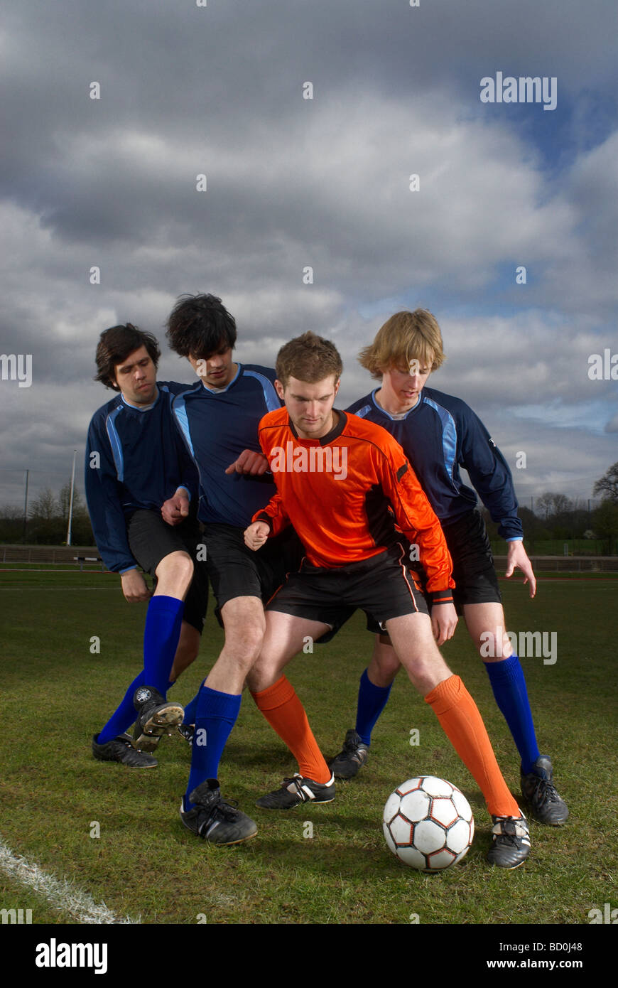 Fußballer, die umgeben von opposition Stockfoto