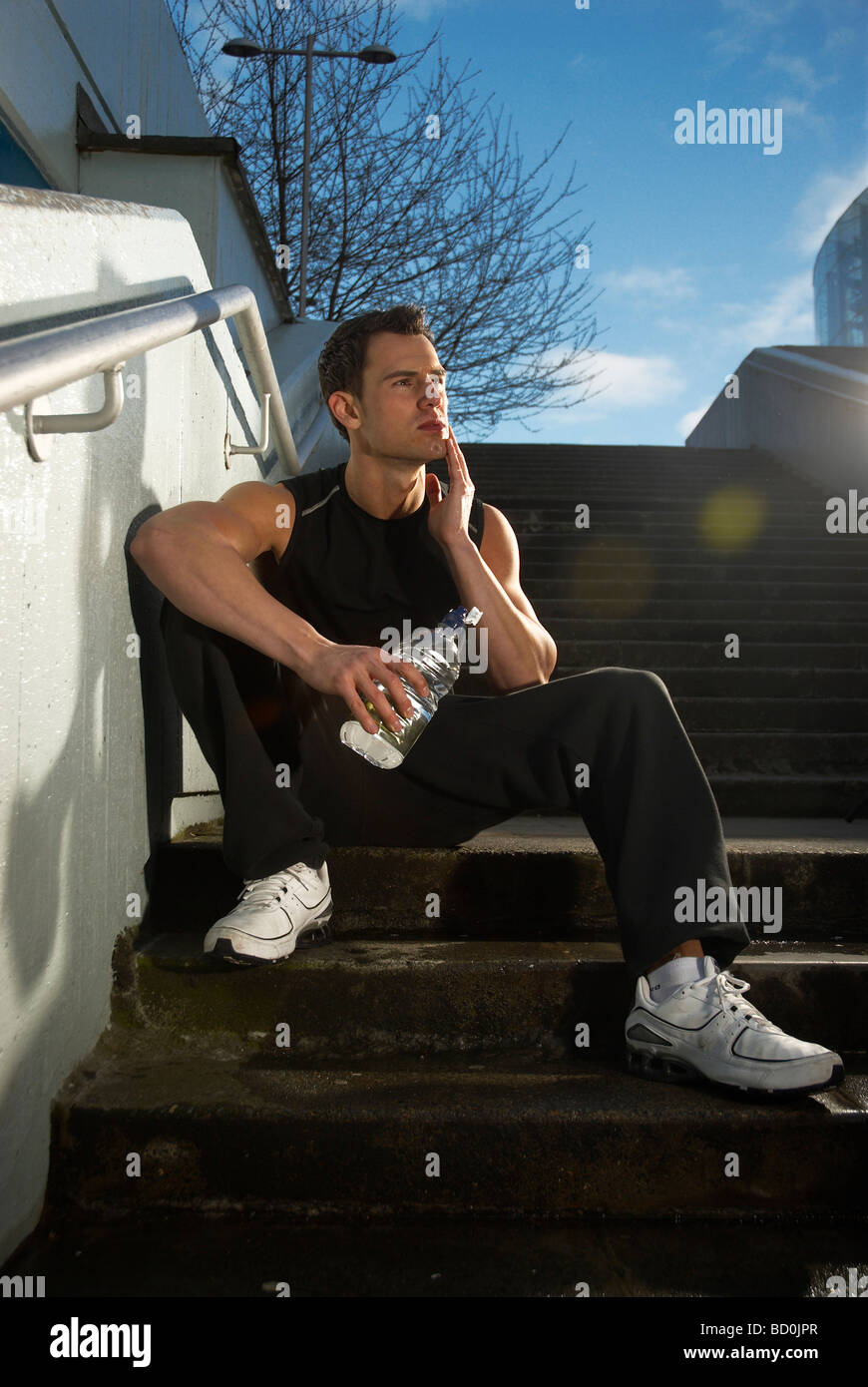 Mann sitzt auf Schritte Stockfoto