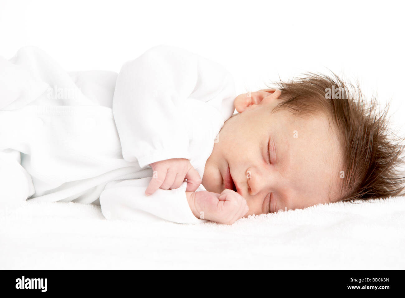 Friedlich schlafendes neugeborenes Baby Stockfoto